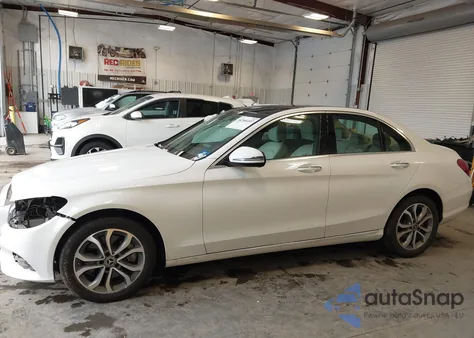 2017 Mercedes-Benz C 300 4Matic z USA, uszkodzony, nr VIN 55SWF4KB1HU227739